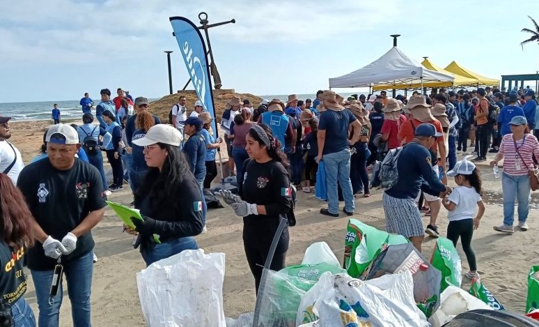 Limpieza de playa en Coatzacoalcos este 17 de mayo