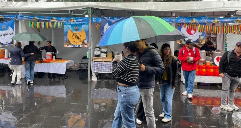 Lluvia no detiene el amor por los tamales en Xalapa