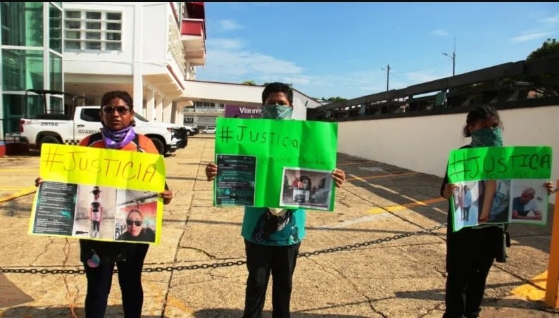 Madre protestando en Coatzacoalcos por violencia infantil