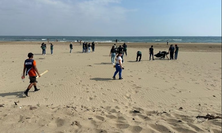 Marinos y estudiantes unen fuerzas para limpiar playa en Coatzacoalcos
