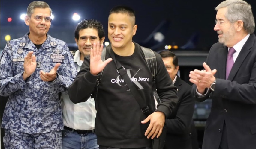 Mexicanos secuestrados por hutÃÂes regresan a su paÃÂs