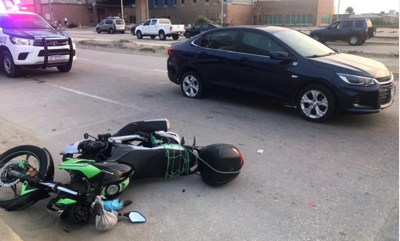 Motociclista choca contra auto particular en Coatzacoalcos