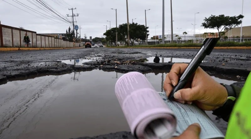 Multa por reparar bache en Coatzacoalcos cuesta 738 pesos