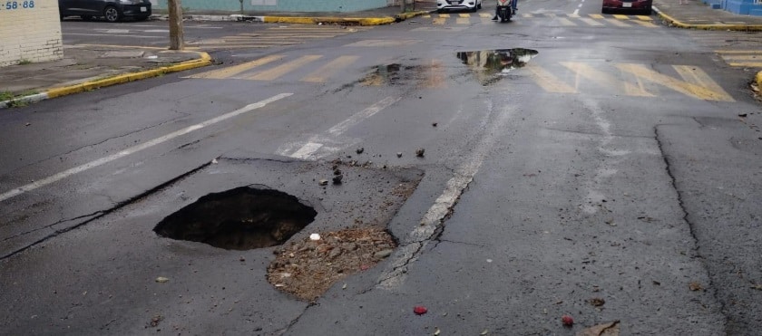 Nuevo socavÃƒÂ³n sorprende a vecinos en Veracruz Puerto