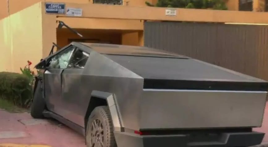 Conductor choca Cybertruck contra casa en CDMX a los 23 aÃƒÂ±os