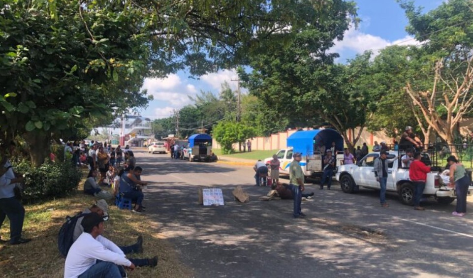 Padres de Pajapan bloquean Avenida Universidad exigiendo justicia