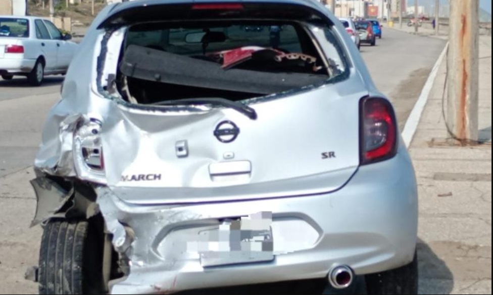 Pareja encuentra su auto dañado tras ir a la playa