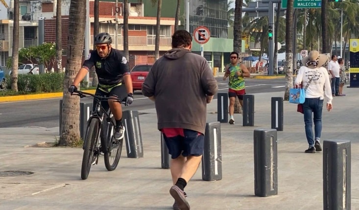 Personas inician el aÃƒÂ±o ejercitÃƒÂ¡ndose en el Bulevar de Veracruz