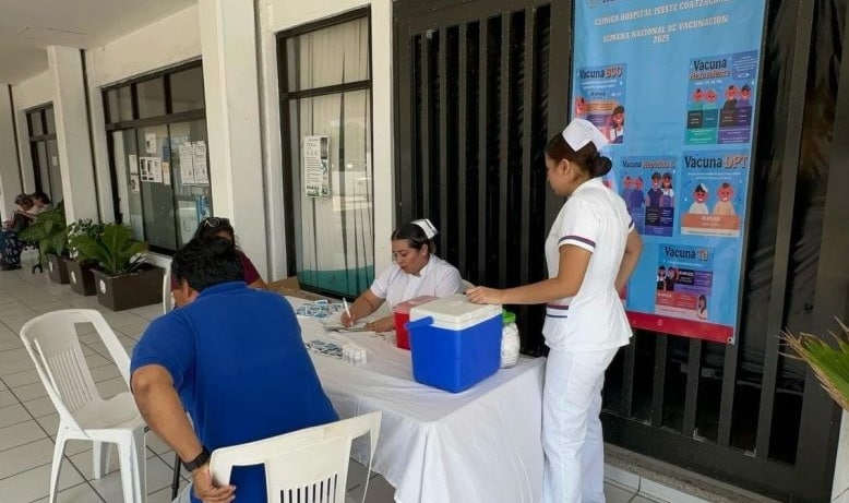 Portenos en Coatzacoalcos reciben vacunas para prevenir enfermedades