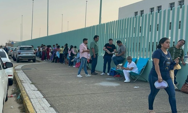 Profesionales de salud de cuatro estados buscan empleo en Coatzacoalcos