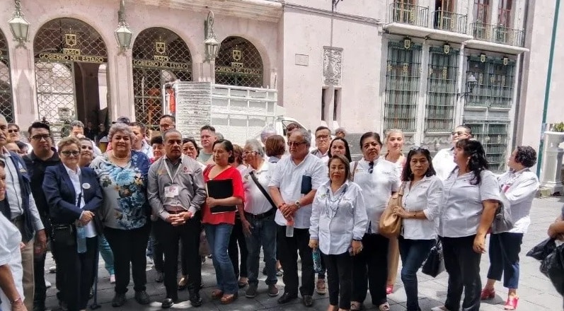 Protesta del IMSS-Bienestar de Coatzacoalcos en Xalapa por pagos atrasados