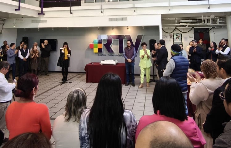 RTV festeja 45 aÃƒÂ±os con pastel y rosca de reyes