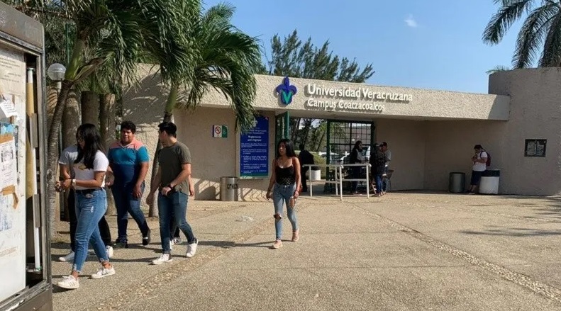 Ambulancias en riesgo por socavón en clÃÂnica ISSSTE Coatzacoalcos