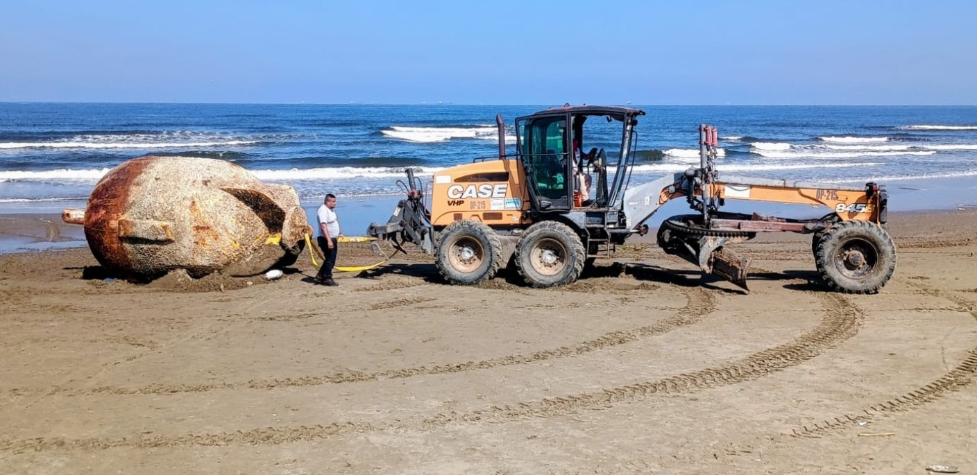 Retiran boya metÃƒÂ¡lica varada en playas de Coatzacoalcos
