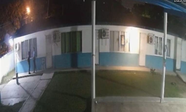 Roban 40 tablets y 3 laptops de escuela en Coatzacoalcos