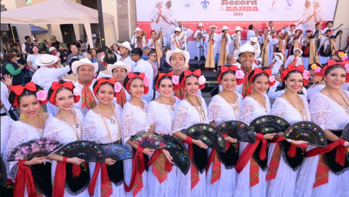 RocÃÂo Nahle celebra récord del ballet folclórico de la UV