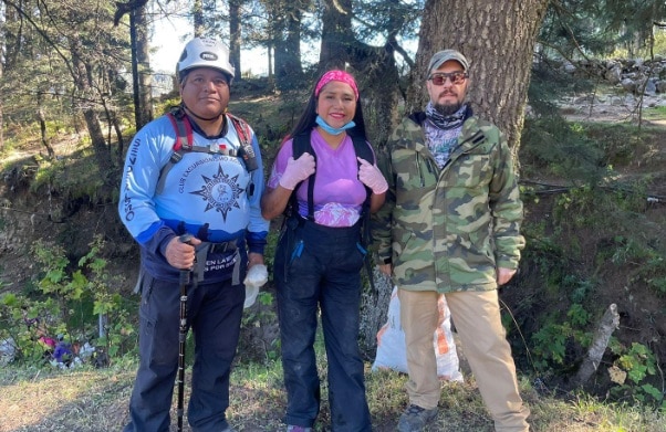 Senderistas limpian caminos en el Cofre de Perote