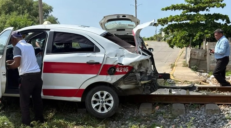 Taxi embestido por tren al ganarle paso en Coatzacoalcos