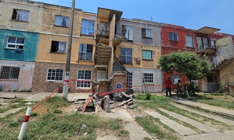 Tercera escalera colapsa en edificios de Puerto Esmeralda Coatzacoalcos