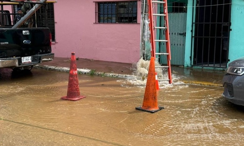 Trabajadores de Megacable provocan mega fuga de agua en Coatzacoalcos