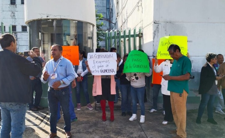 Trabajadores del IMSS Bienestar exigen solución a pagos pendientes