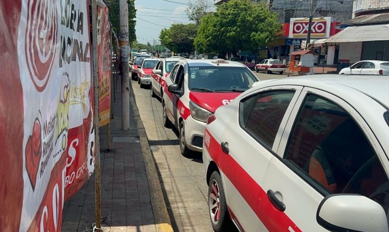 Usuarios de taxi en Coatzacoalcos rechazan pagar extra por clima