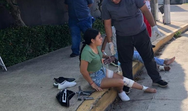 Pareja en moto arrollada y automovilista escapa en Coatzacoalcos