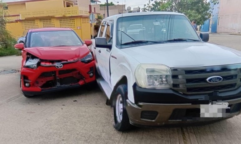 Video muestra choque de camionetas en el centro de Coatzacoalcos