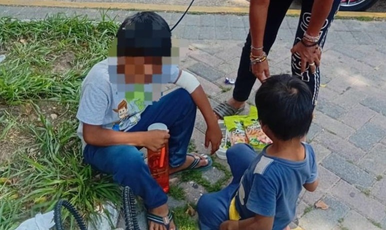 Video taxista arrolla a menor vendedor de dulces en Coatzacoalcos