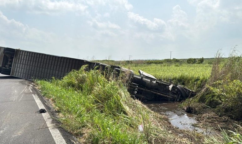tractocamiÃƒÂ³n vuelca en Las Matas; conductor con lesiones leves